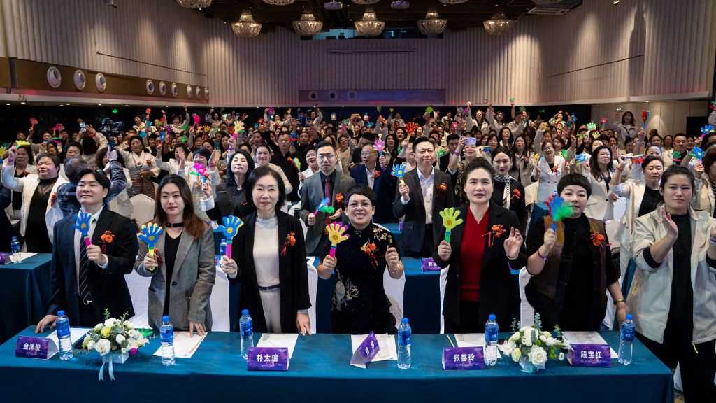 수백 명이 참석한 성대한 발표회 현장