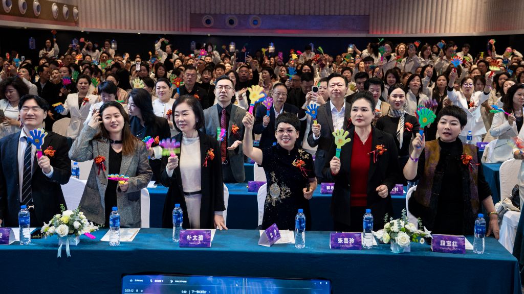 전 참석자의 뜨거운 환호와 박수