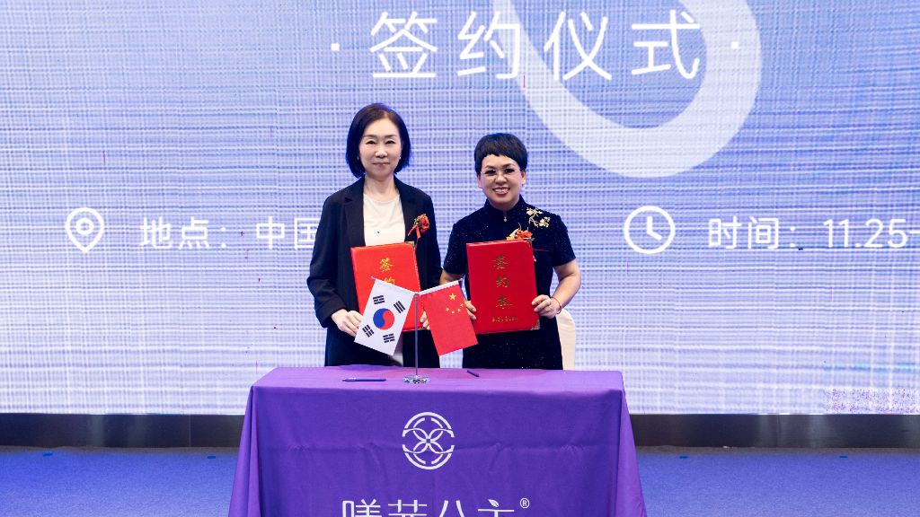 서명 완료 후 기념 촬영